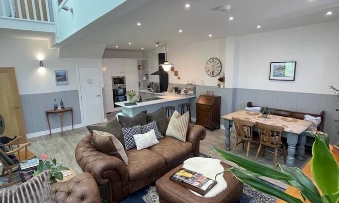 Apse Heath House | 1902 chapel. Family & pet friendly. Parking & garden.