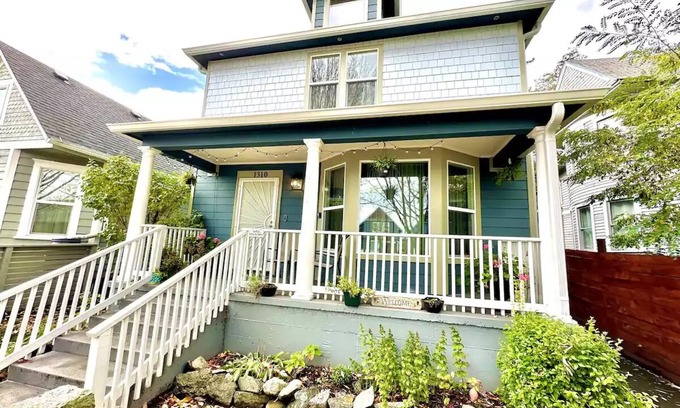 Hilltop House | 1904 home near Tacoma dome & convention centernPet friendly