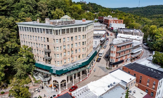 Eureka Springs Historic District Hotel | 1905 Basin Park Hotel