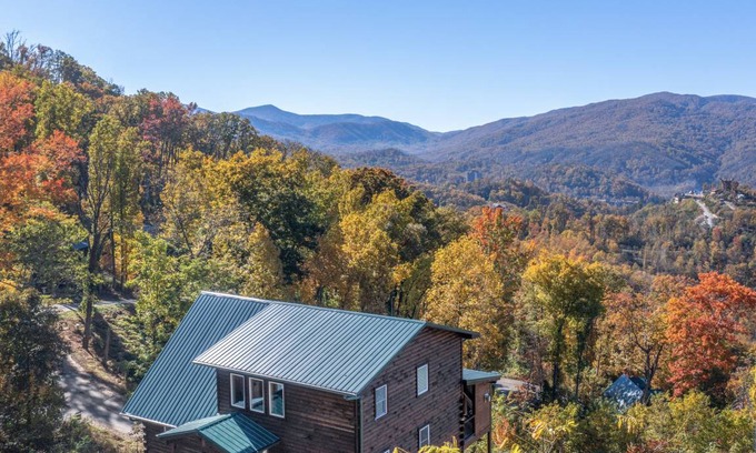 Gatlinburg Cabin | 191 m² Cabin ∙ 3 bedrooms ∙ 12 guests