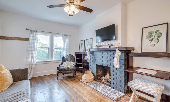 Tucson House | 1926 Historic Duplex/Near U of A/1 BR 1 BA