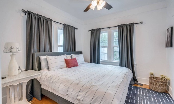 Tucson House | 1926 Historic Duplex/Near U of A/1 BR & 1 BA