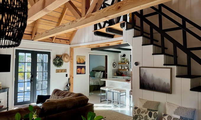 Cedar Glen Cabin | 1926 Vintage Charm & Modern Luxury w/Lake Access - 10 min walk to Orchard Bay