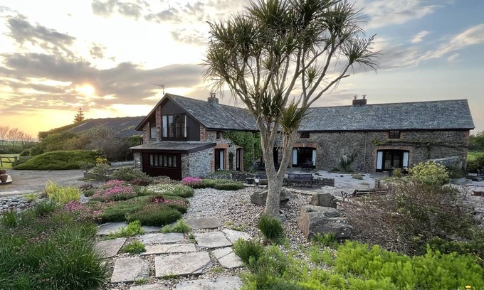 Hartland House | 195 m² House ∙ 4 bedrooms ∙ 9 guests