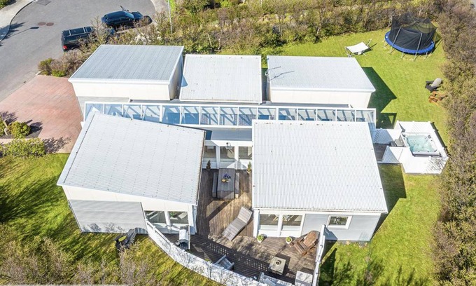 Alftanes House | 195 m² House ∙ 5 bedrooms ∙ 8 guests
