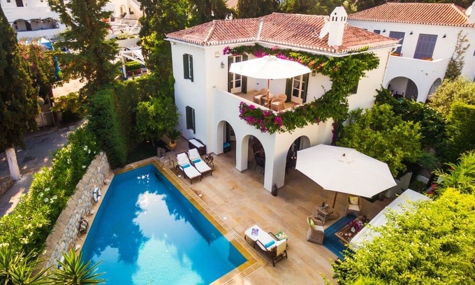 Spetses Villa | 195 m² Villa ∙ 6 bedrooms ∙ 10 guests