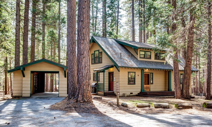 North Wawona Cabin | (1A) Wawona Retreat at The Redwoods In Yosemite