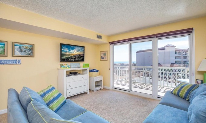 Diamond Beach Apartment | 1B/1B condo with Ocean views, Resort style, Free WIFI, Few steps to the Beach!