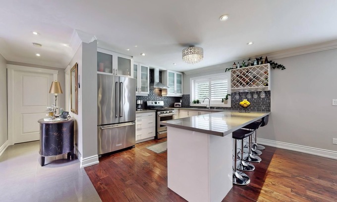 Henry Farm House | 1b1b King bed Sheppard Elegant house 5mins to Fairview mall