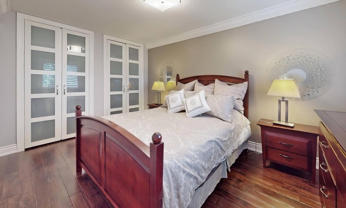 Henry Farm House | 1b1b Queen bed, share bathroom, Sheppard Elegant house 5mins to Fairview mall