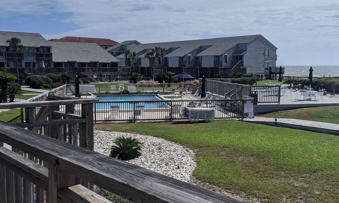 St. George Island Condo | 1bd/1bath/sleeps4/Townhome/1804 E Gulf Beach Dr Unit K-12/nice gulf view/pool