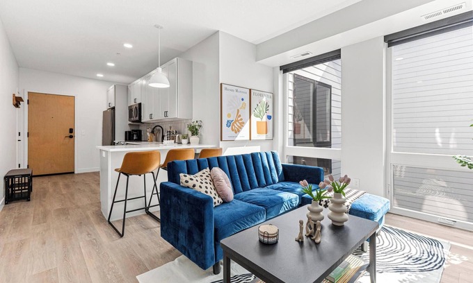 Regina Condo | 1BD King Retreat w Gym, Wi-Fi, Office & Mins to DT