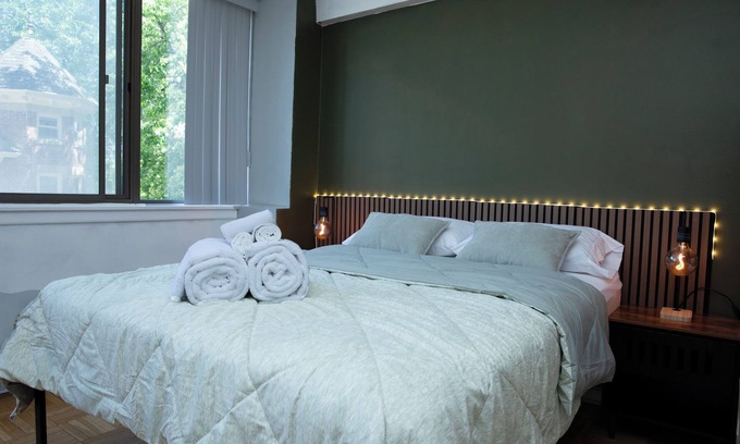 Midtown Toronto Apartment | 1bed in the heart of Toronto , Yorkville & Uft/Netflix/Disney+