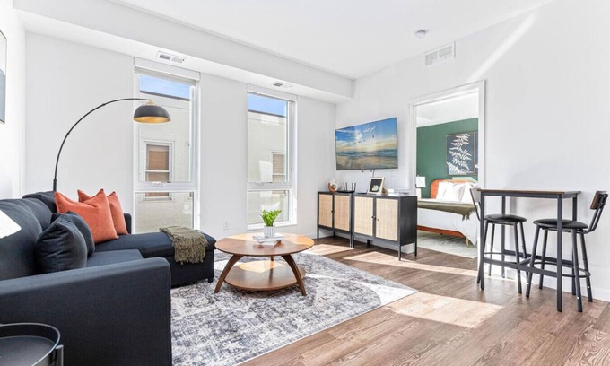 Uptown Apartment | 1Bedroom Apartment + Rooftop Deck | Lake of Isles
