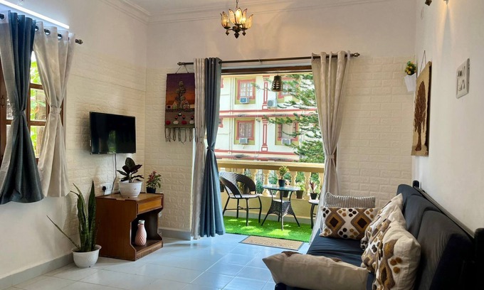 Gauravaddo House | 1bhk flat with pool view 5 mins walk to Candolim beach in a prime location.