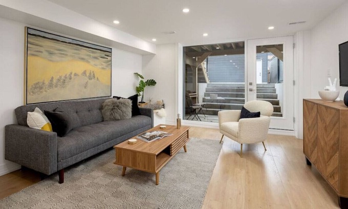 Seaton Village Apartment | 1BR Basement Lounge near UofT, Casa Loma, and Gardiner Museum
