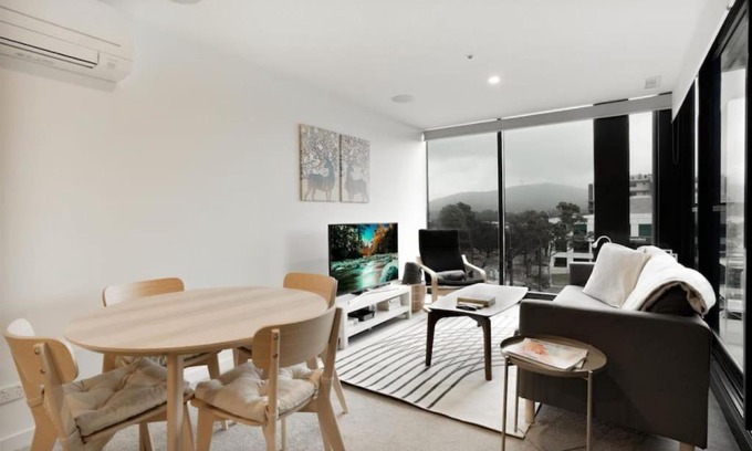 Braddon Apartment | 1Br Braddon retreat with mountain views