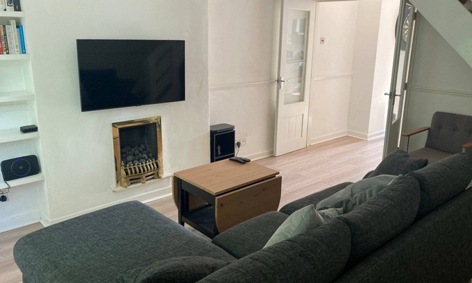 Cheadle Apartment | 1BR Cheadle Village House, Close to the Airport
