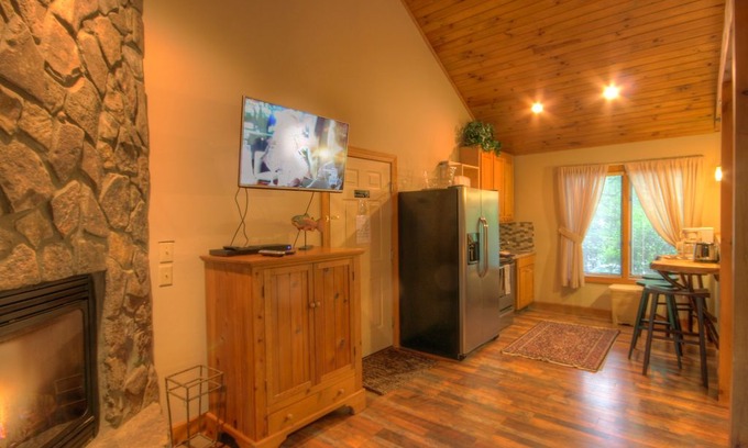 Boone Cabin | 1BR Cottage in Yonahlossee Resort near Blowing Rock! Gas Fireplace, Full Kitchenette, Hardwood Floors