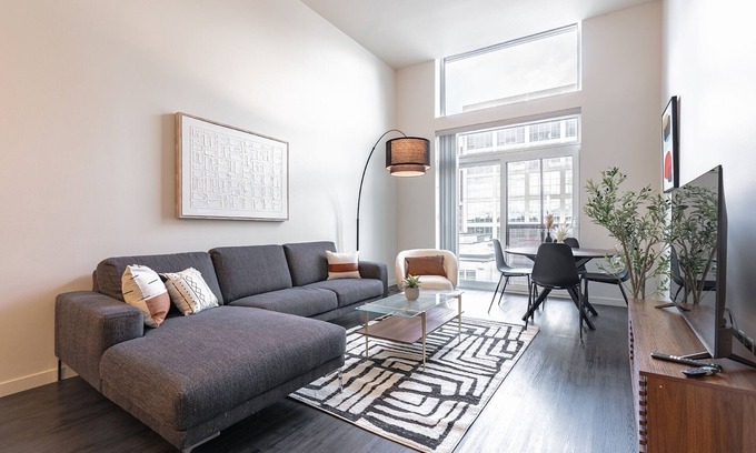 West Bellevue Apartment | 1BR + Den | Gym, Rooftop | Bellevue | Sophari C