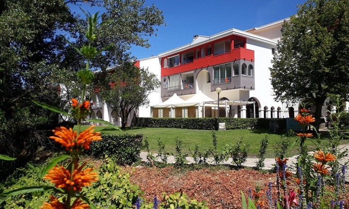 Lamalou-les-Bains Apartment | 1BR Flat with terrace, parking and wifi in Lamalou