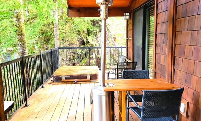 Port Renfrew Cottage | 1BR - Garden View - Hot Tub