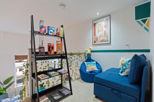 Haggerston Apartment | 1BR Loft Apartment - LIVERPOOL STREET Sleeps 6 - The Simpsons Themed