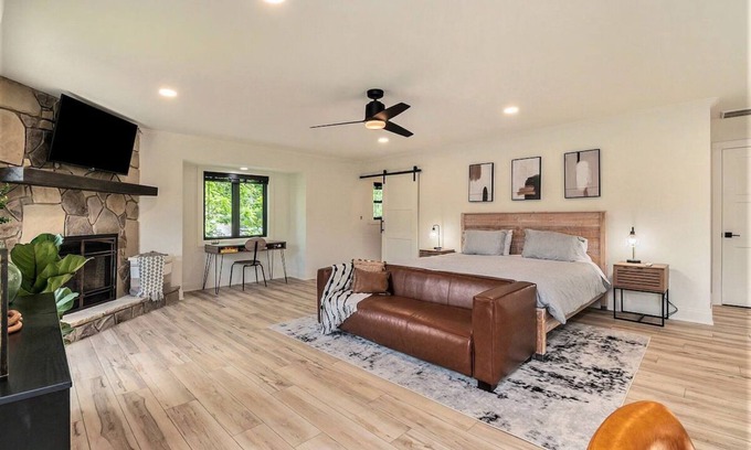 Hiawassee Cabin | 1BR Loft Lake Chatuge Loft w/Mountain Views! Full Kitchen, Washer/Dryer & Desk!