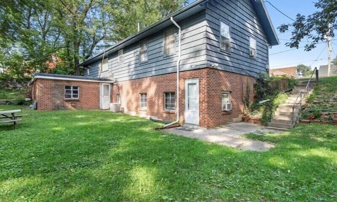 Des Moines Apartment | 1BR Residence With Vast Backyard
