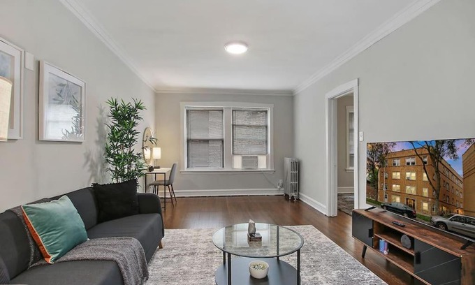 Ravenswood Manor Apartment | 1BR Serene and Cozy Chicago Apartment - Manor 2
