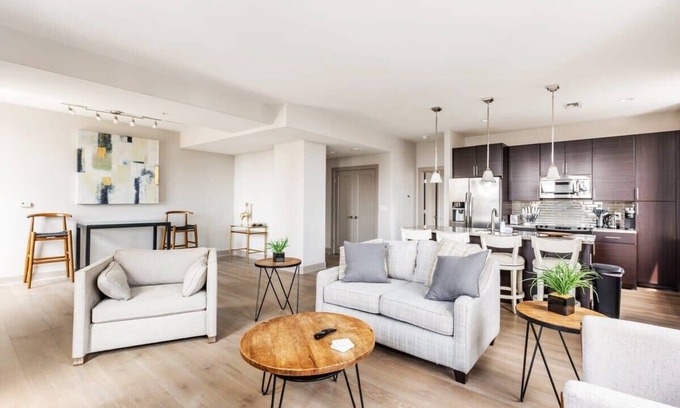 Downtown Baltimore Apartment | 1BR Stylish Apartment With Rooftop Deck & Pool