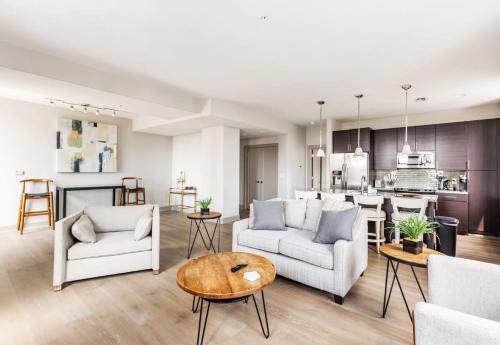 Downtown Baltimore Apartment | 1BR Stylish Apartment With Rooftop Deck & Pool