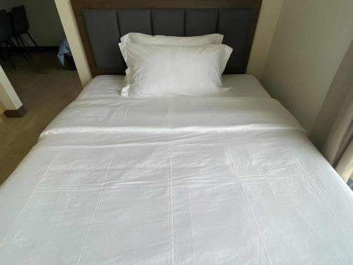 Luzon Apartment | 1BR with Kitchen & Balcony 2 mins to Okada - 6D