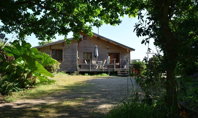 Treduder Cottage | 1km from the beaches, House with Jacuzzi in very quiet garden, beautiful view