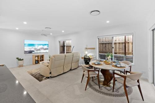 Bridgeman Downs House | 1mins to Mall Brandnew 4Beds cozy home with Ducted AC