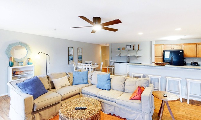 Sandbridge Condo | 1st-floor condo 1 block from the beach w/private washer & dryer & shared pool