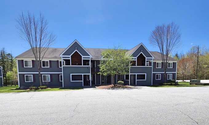 Lincoln Condo | 1st floor, open, AC/FP, deck & yard, swim club. F1904 by LRS