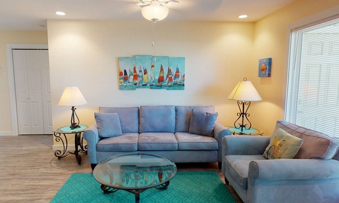 Port Aransas Condo | 1st Floor, Shared Pool and Hot Tub, Near Marina