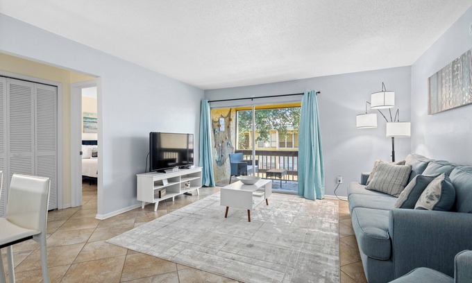 Gulf Gate Estates Condo | 2/1 condo +heated pool , 6 min from Siesta Beach