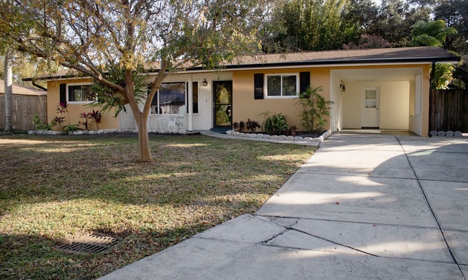 Sarasota Springs House | 2/1 with Huge Backyard - Pet Paradise-20 min from Beaches
