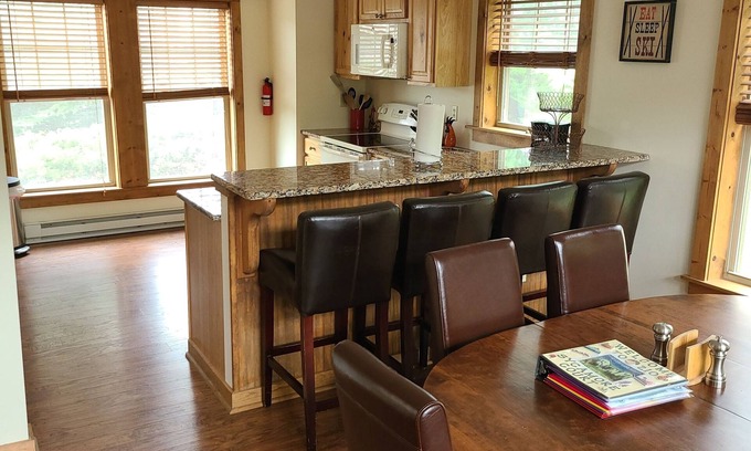 Tannersville House | 2,650 square foot 3 bedroom with private hot tub and guest room