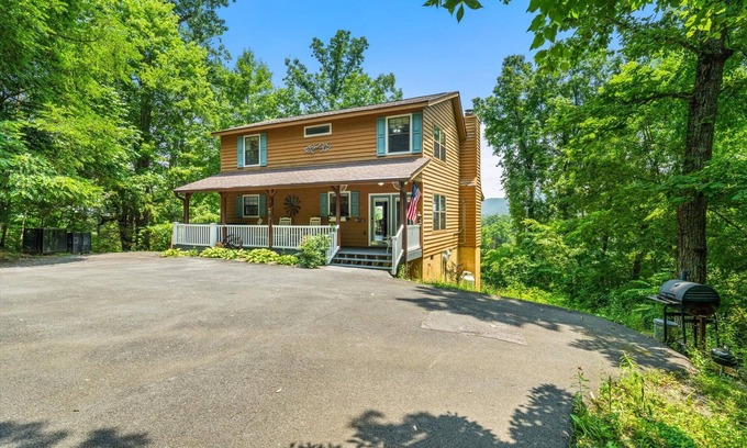 Sevierville Cabin | 2-7 Guests, 1 mile from Dollywood, Newly Remodeled, 3 Bed 2.5 bath, Very Private