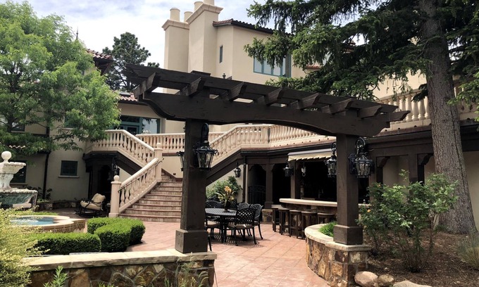 Broadmoor House | 2 Acre Mansion in Broadmoor-5 Star Luxury and Relaxation