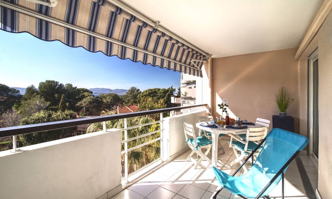 Saint-Raphael Apartment | 2 air-conditioned cabin rooms by the sea. Private garage and swimming pool.