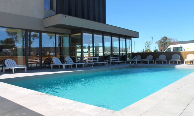 Signes Hotel | 2 Amazing Units Close to OK Corral, Xtrem Park, Top Circuits, Sainte-Baume park!