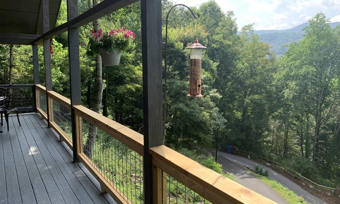 Valley Creek Run House | 2 BD 2 ½ BA Retreat with easy, year-round access, Spectacular views, WIFI