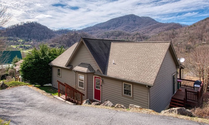 Waynesville Cottage | 2 BD 2 BA Cottage, Paved Access, Close to Town, Super Views, Cable, WIFI,