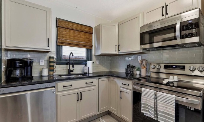 Wichita House | 2 BD near Wesley Medical Center ~Boho Bungalow~