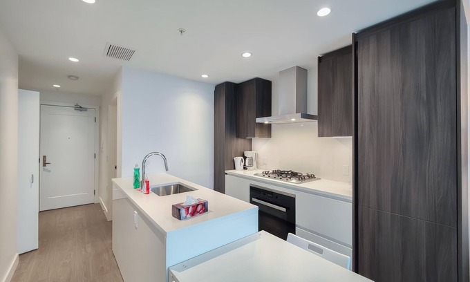 Richmond City Centre Condo | 2-BDR&1-Bath | 550 sq.ft | AC | Next to Skytrain