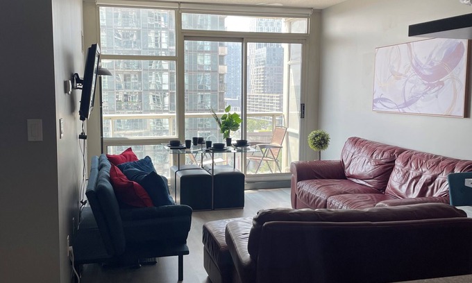 Toronto Entertainment District Condo | 2-bdr 1 bath downtown luxury condo, free parking sleeps 6